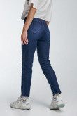Jean mom tiro súper alto azul intenso con costuras cafés en contraste