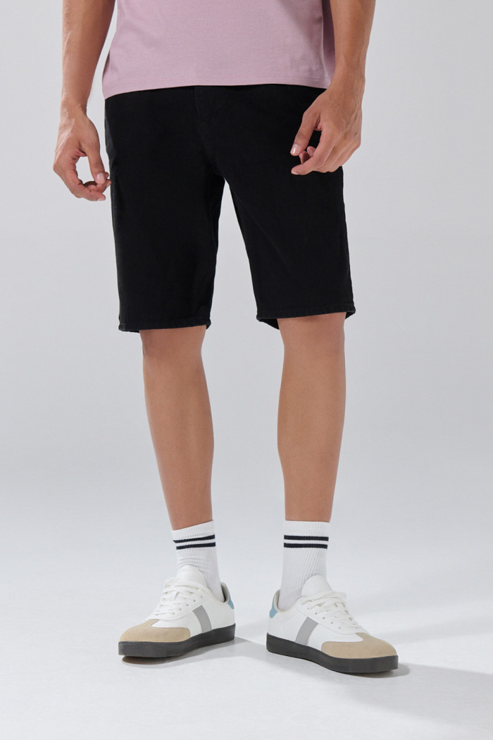 Bermuda negra de jean slim tiro bajo con bolsillos
