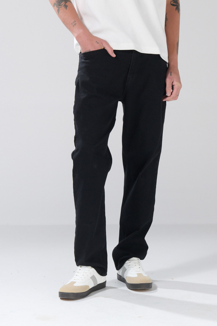 Jean negro straight leg infaltables tiro bajo con bota recta
