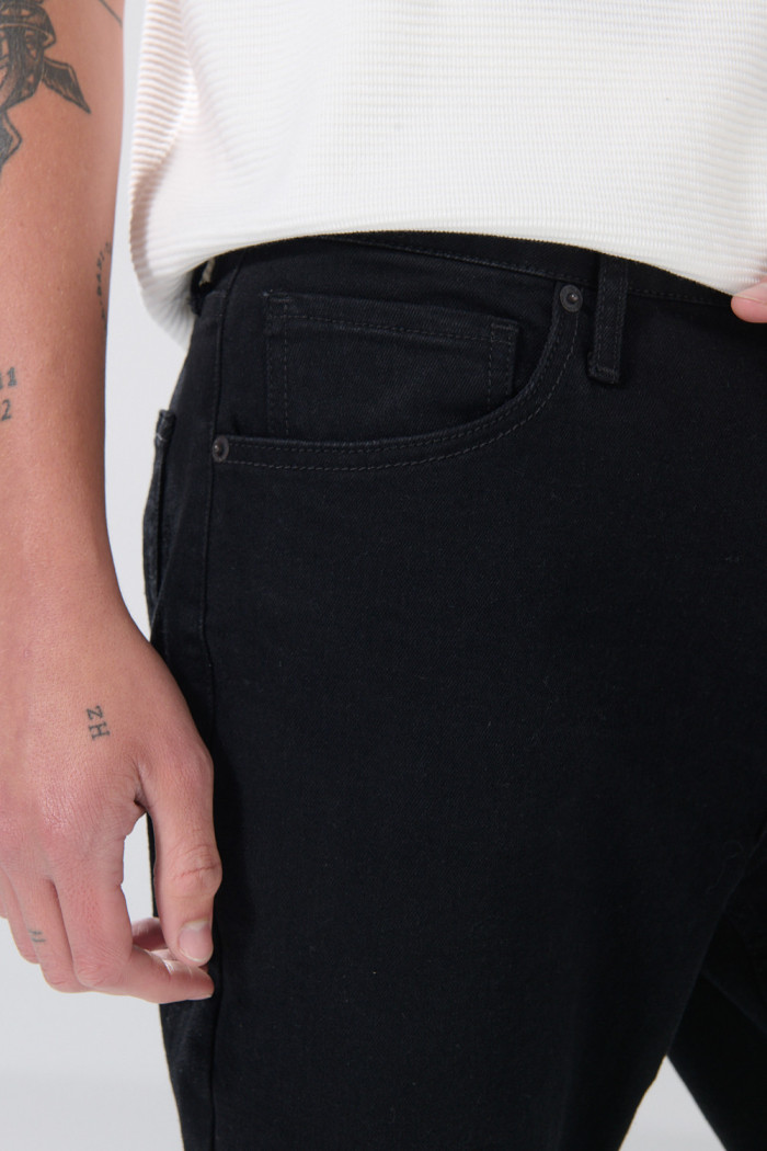 Jean negro straight leg infaltables tiro bajo con bota recta
