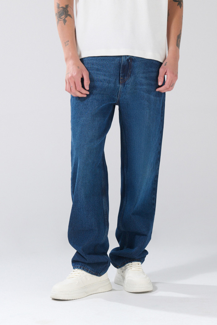 Jean tiro medio baggy infaltables azul oscuro con bota ancha
