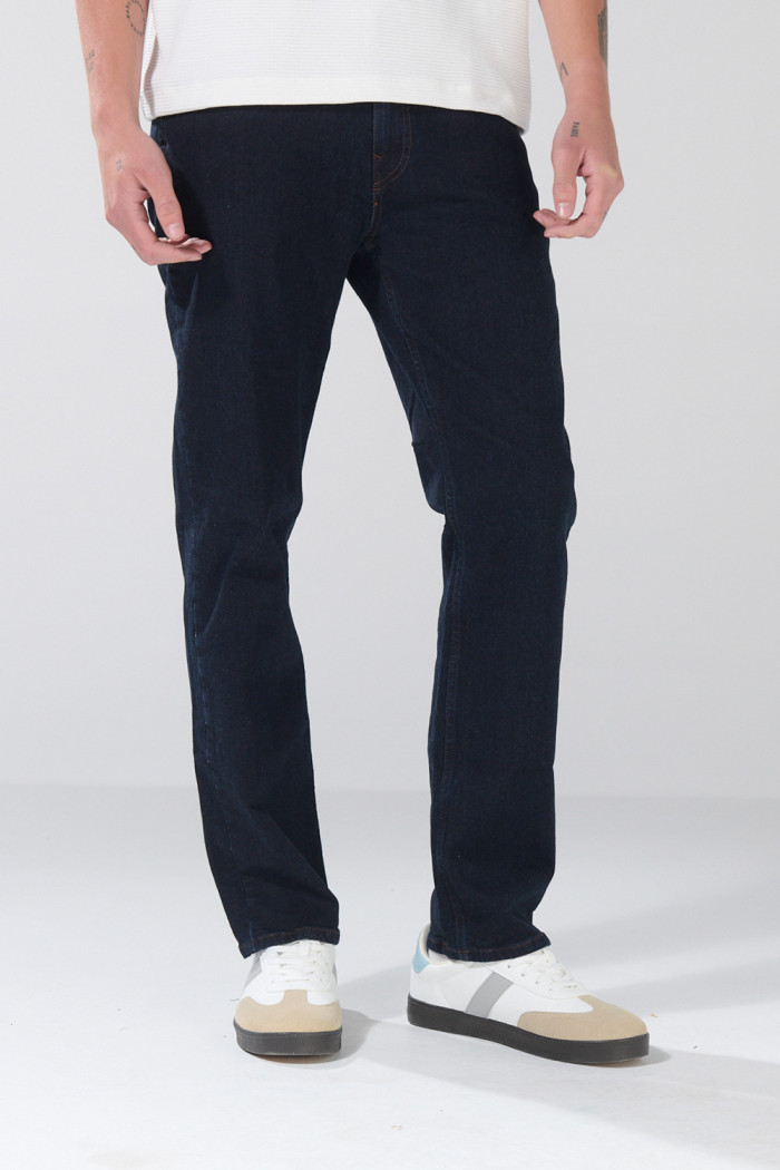 Jean azul intenso straight leg infaltables con bota recta
