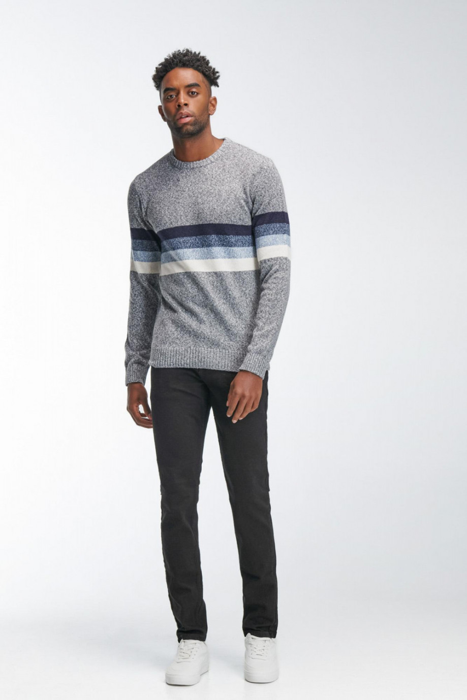 Suéter tejido unicolor con cuello redondo y diseño de franjas