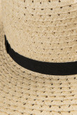 Sombrero tejido crema claro con lazo negro y borde en contraste