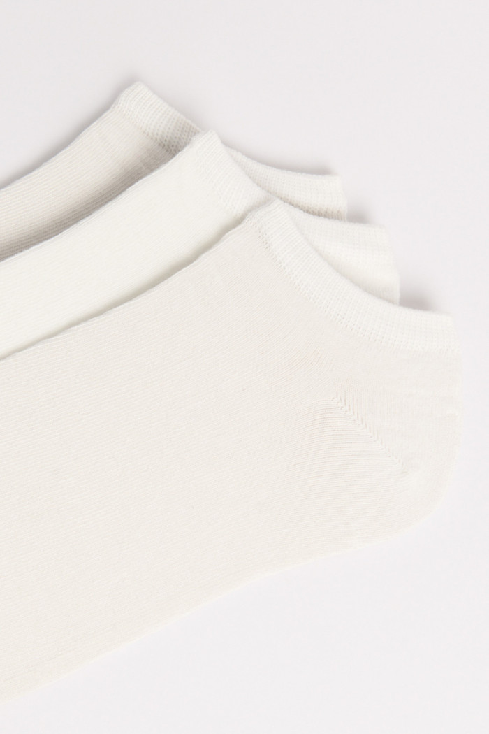 Paquete X3 de medias blancas tobilleras con finas texturas