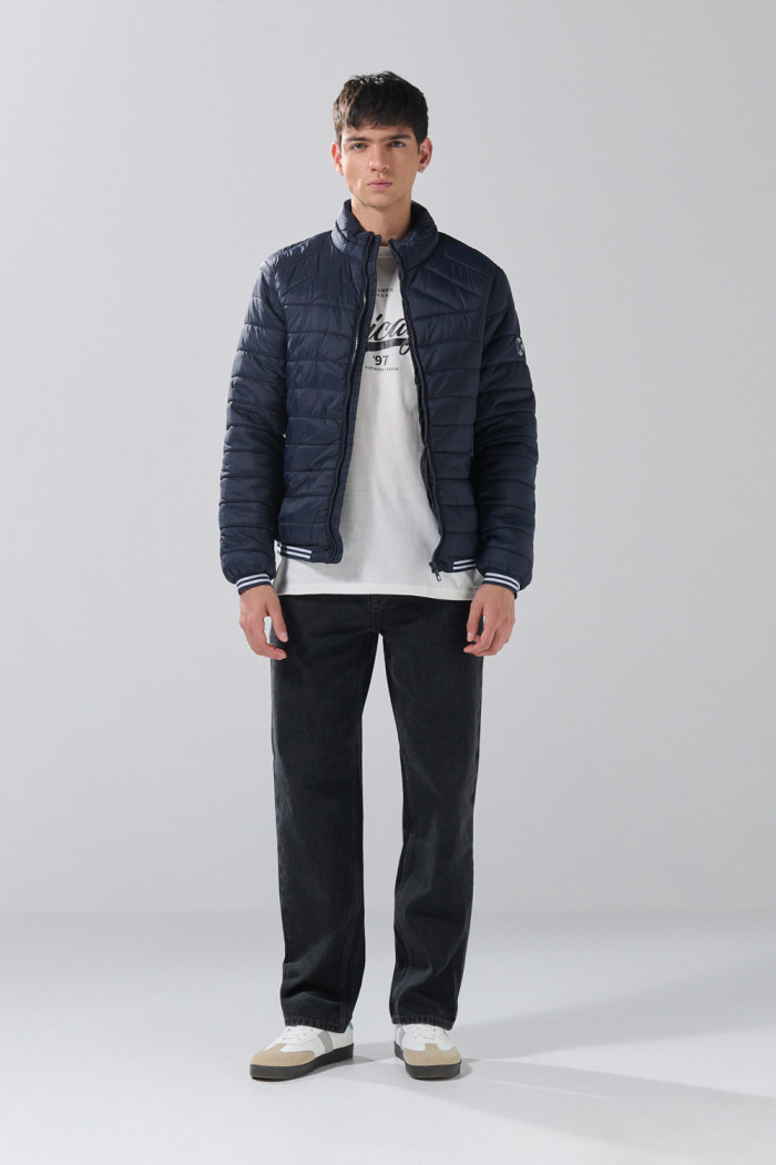 Chaqueta acolchada bomber unicolor con bolsillos y cremallera
