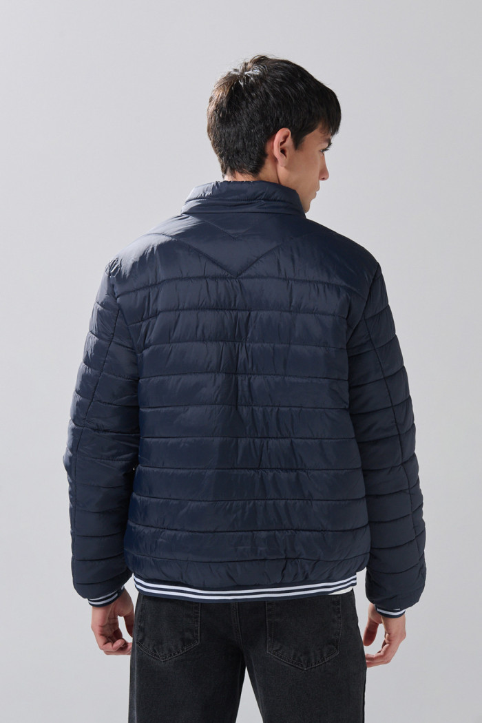 Chaqueta acolchada bomber unicolor con bolsillos y cremallera
