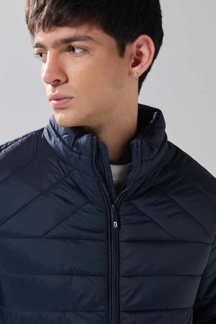 Chaqueta acolchada bomber unicolor con bolsillos y cremallera
