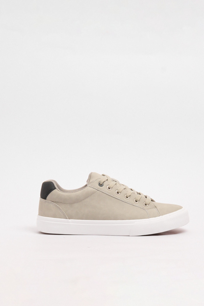 Tenis unicolores casuales con suelas en contraste planas 
