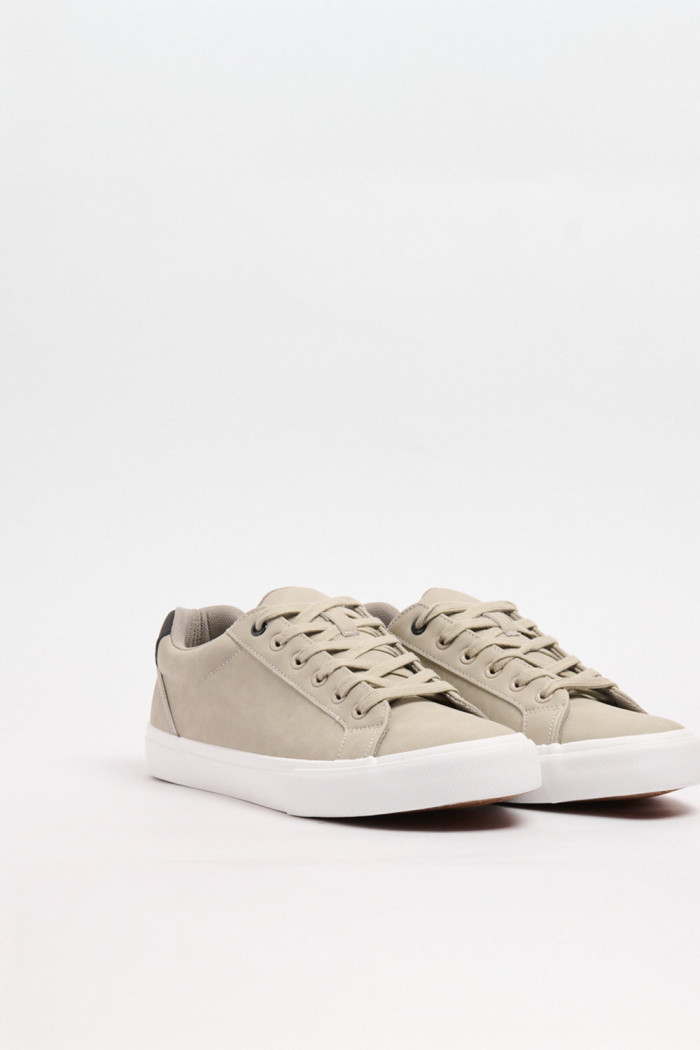 Tenis unicolores casuales con suelas en contraste planas 
