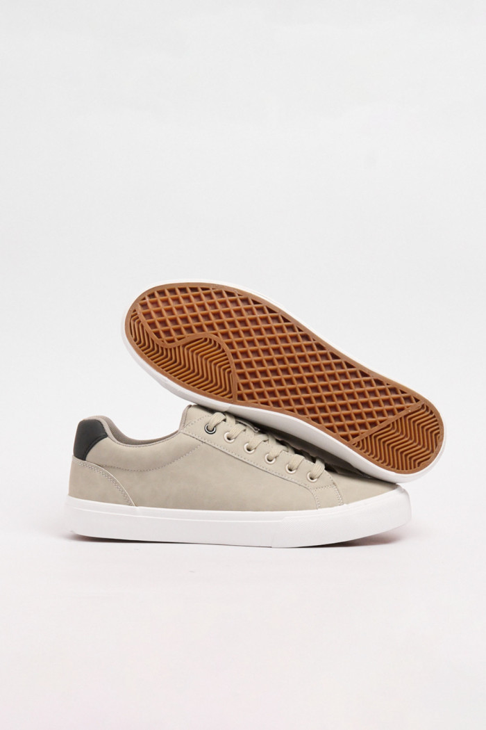 Tenis unicolores casuales con suelas en contraste planas 
