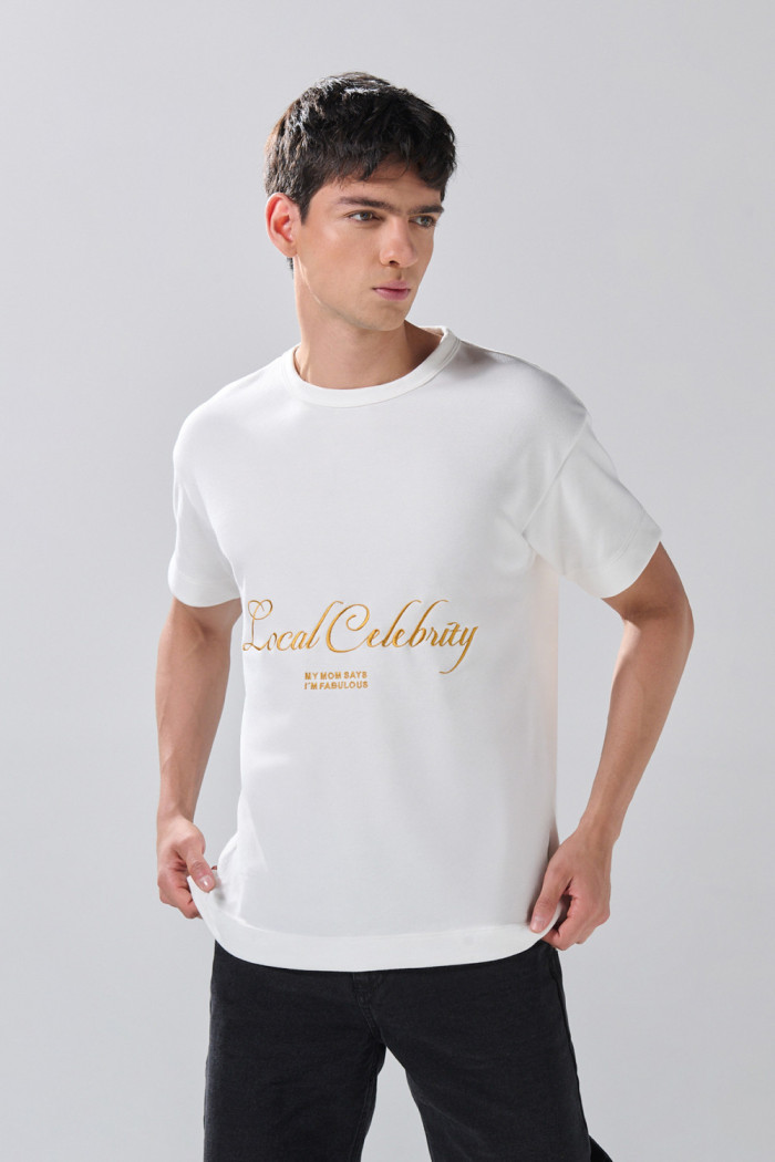 Camiseta crema con textos de Boho Club y cuello redondo
