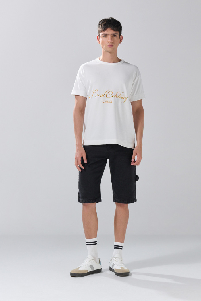 Camiseta crema con textos de Boho Club y cuello redondo
