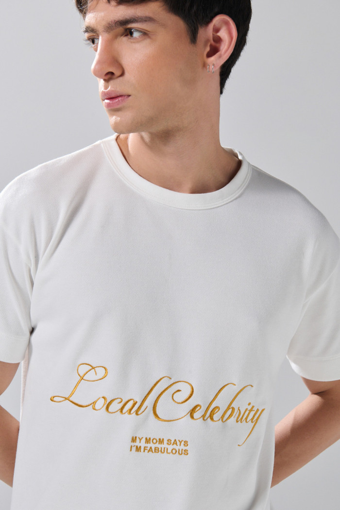 Camiseta crema con textos de Boho Club y cuello redondo
