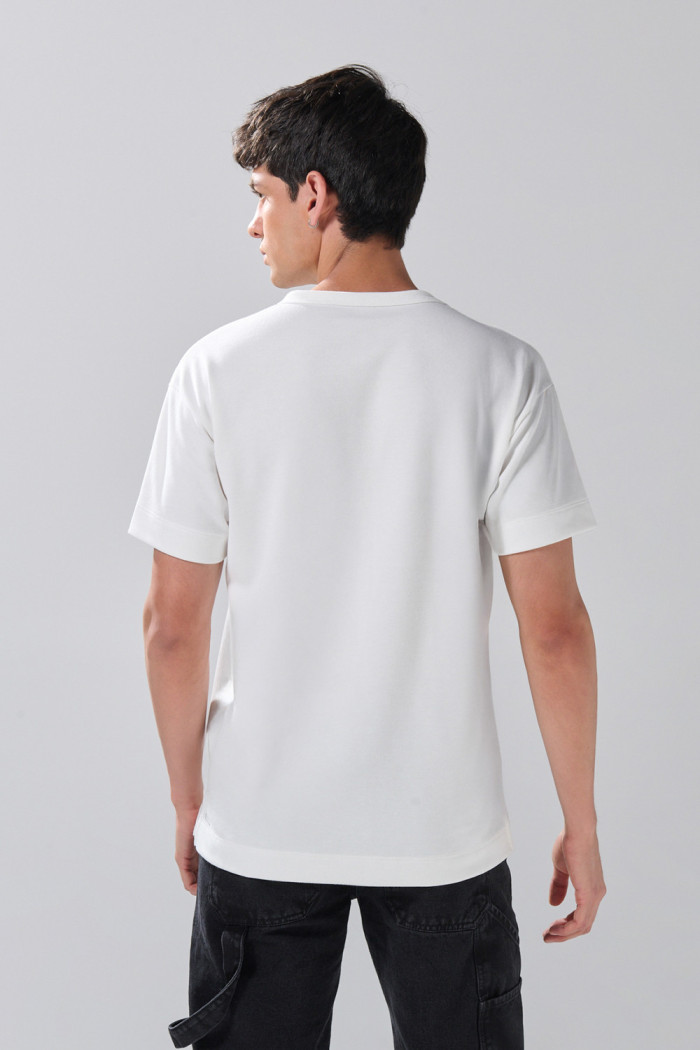 Camiseta crema con textos de Boho Club y cuello redondo
