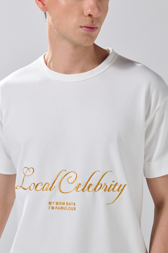 Camiseta crema con textos de Boho Club y cuello redondo
