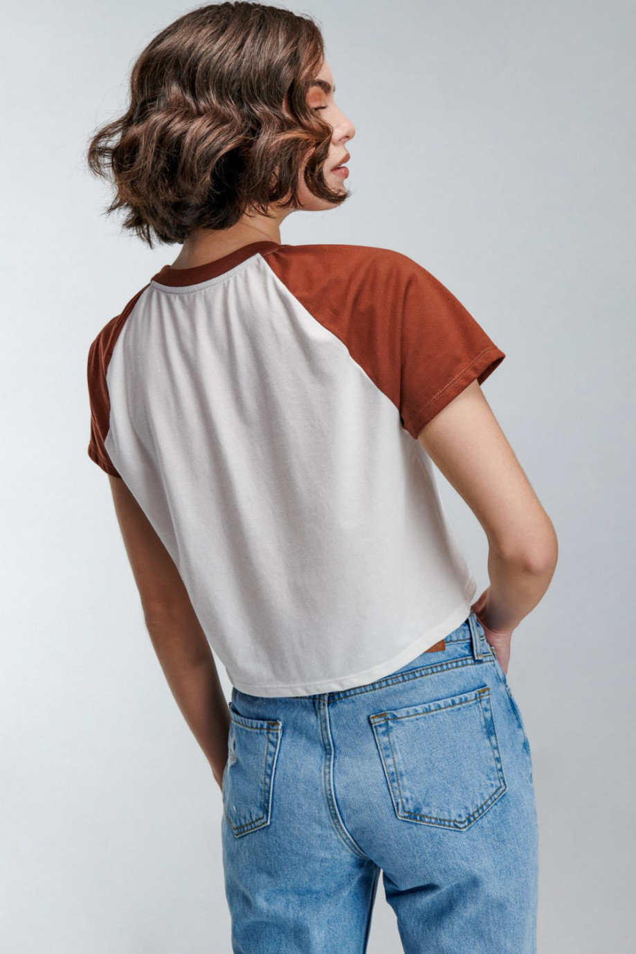 Camiseta, manga corta, con estampado en frente con mangas y cuello en contraste