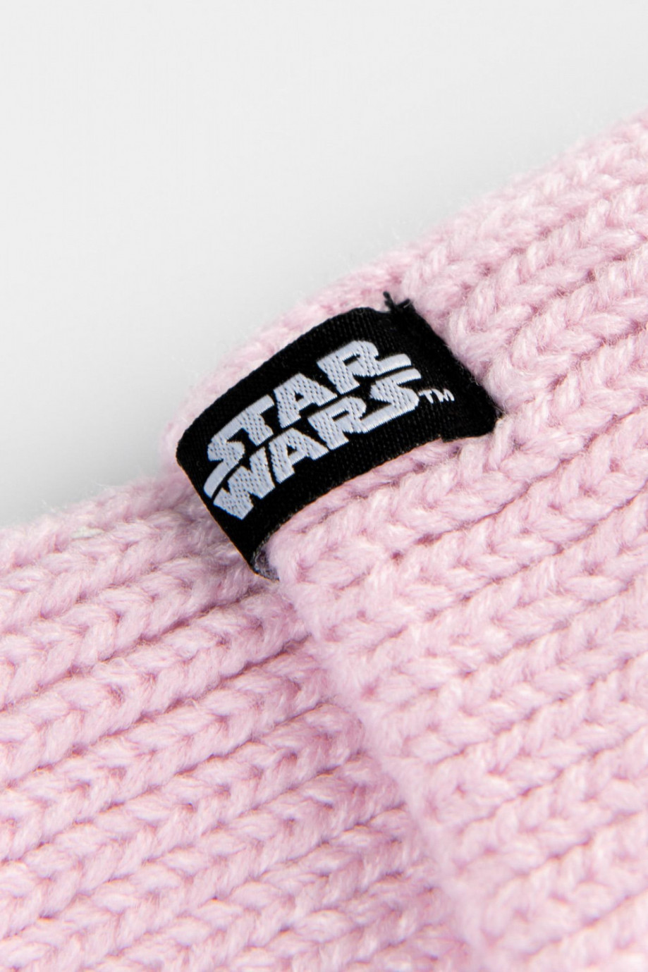 Gorro rosado claro con bordados de Star Wars