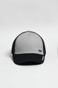Cachucha trucker negra con corte gris y texto delantero
