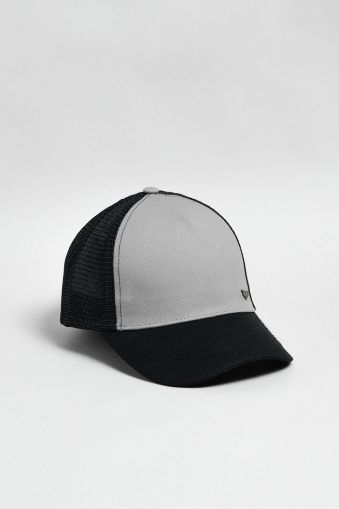 Cachucha trucker negra con corte gris y texto delantero

