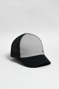 Cachucha trucker negra con corte gris y texto delantero
