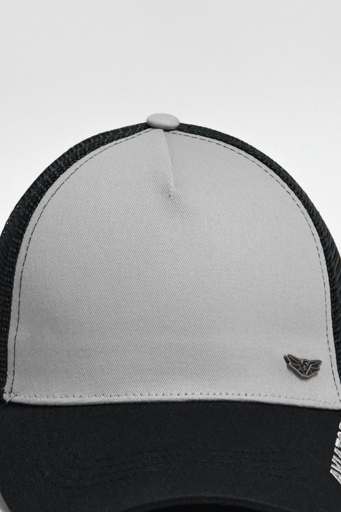 Cachucha trucker negra con corte gris y texto delantero
