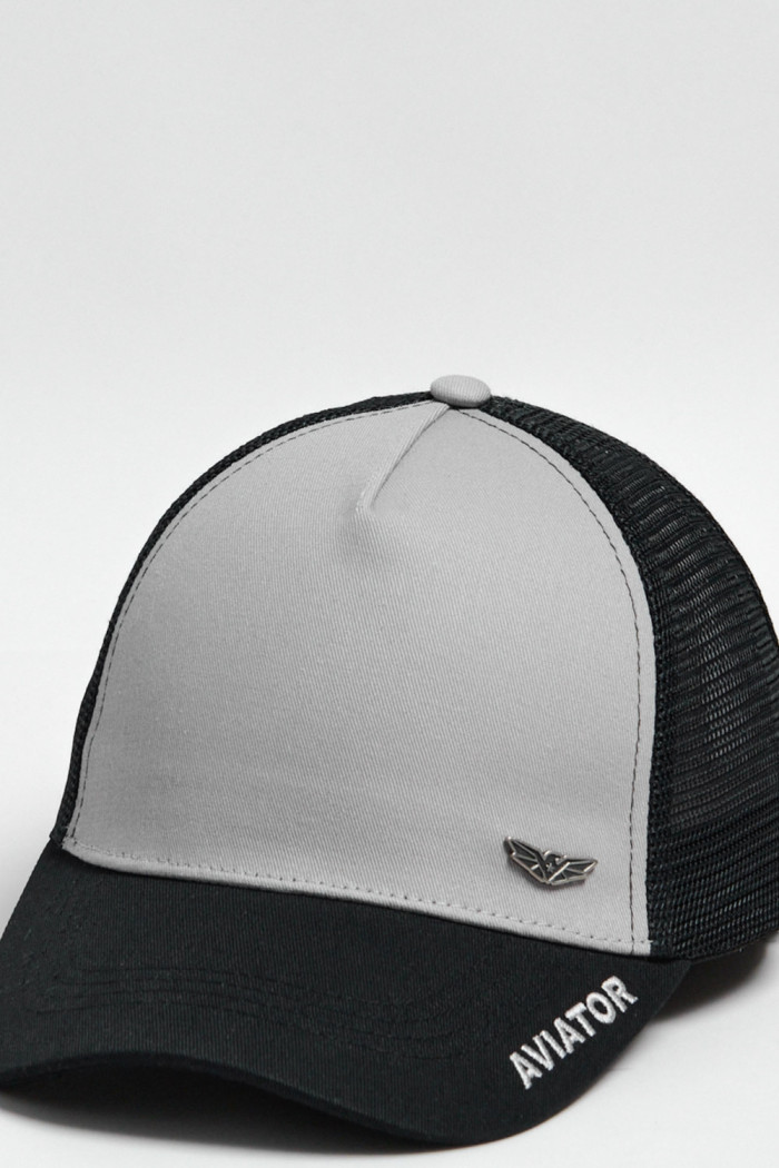 Cachucha trucker negra con corte gris y texto delantero
