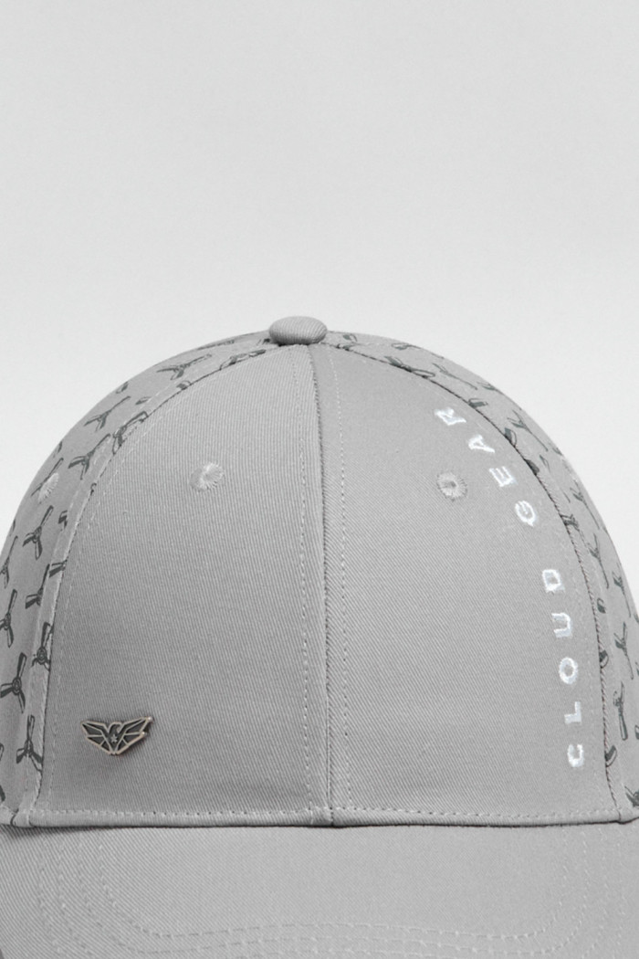 Cachucha gris oscura beisbolera con texto y figuras
