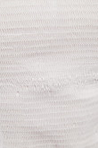 Blusa blanca escotada con mangas cortas aglobadas y cortes delanteros