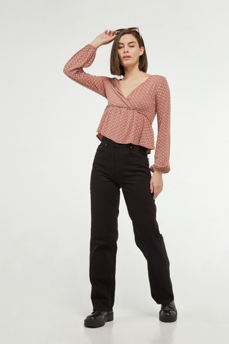 Blusa rosada manga larga con estampado de puntos y frentes cruzados