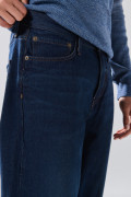 Jean 90´S infaltables azul intenso con costuras y tiro bajo

