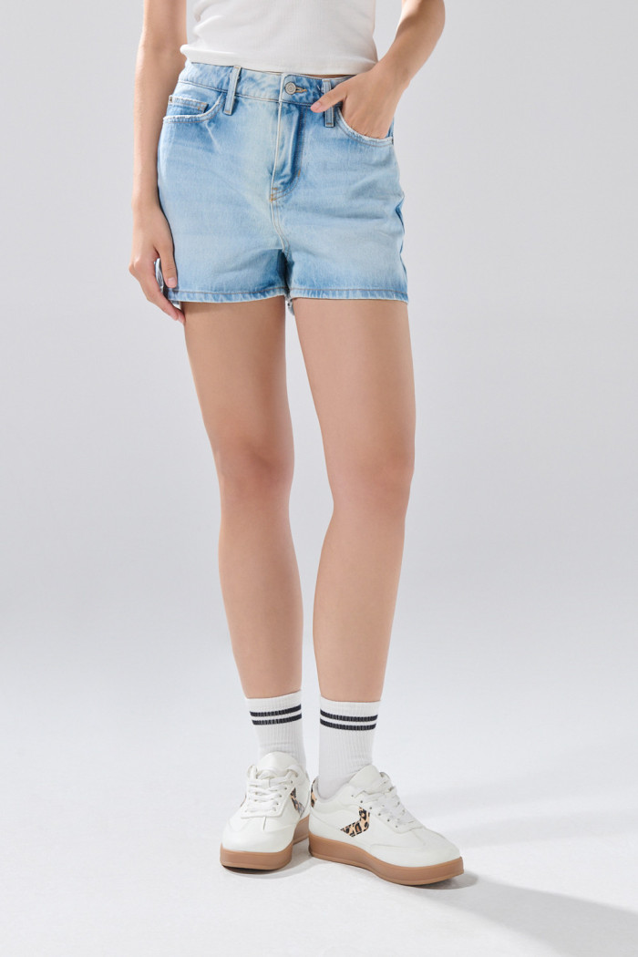 Short de jean azul infaltables con desgastes y tiro alto
