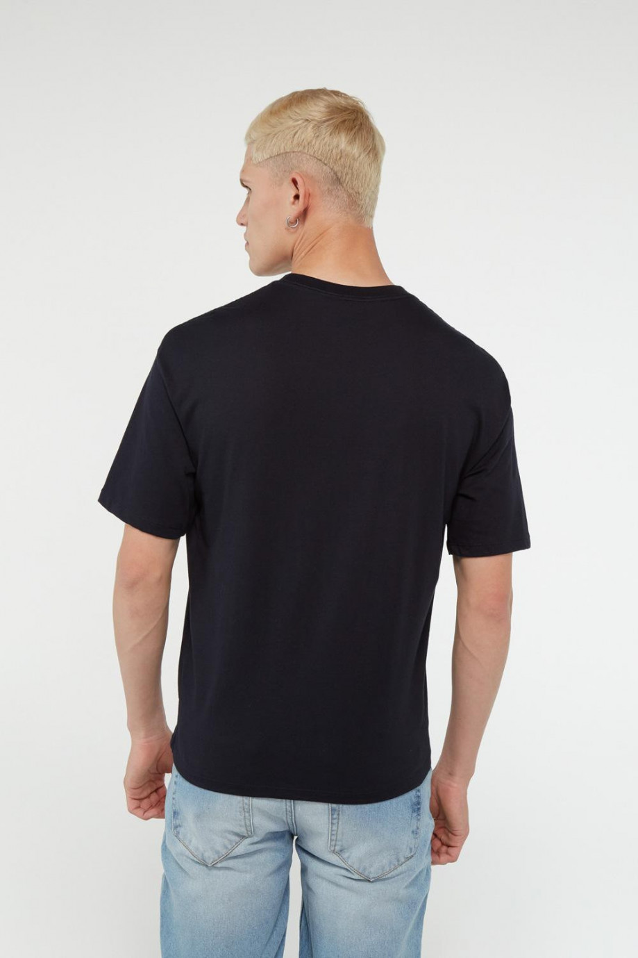 Camiseta unicolor con manga corta, cuello redondo y hombros caídos