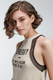 Camiseta para mujer sin mangas con estampado en frente y detalle en malla.