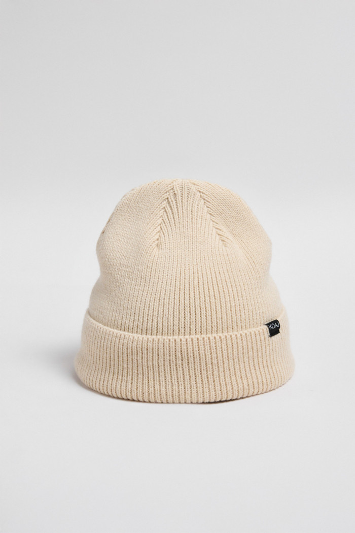 Gorro unicolor tejido con marquilla en frente y doblez
