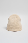 Gorro unicolor tejido con marquilla en frente y doblez
