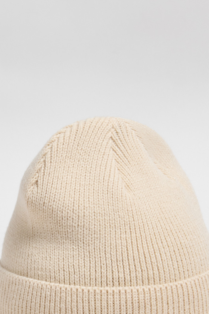 Gorro unicolor tejido con marquilla en frente y doblez
