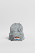 Gorro tejido unicolor con texto en frente y finas texturas

