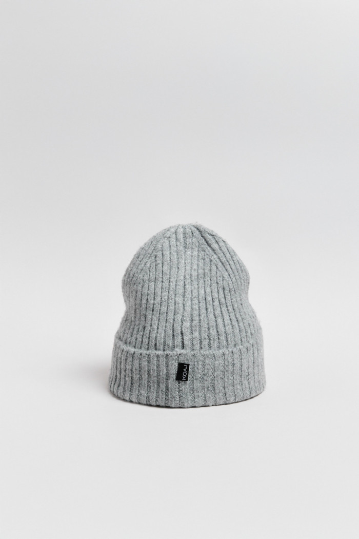 Gorro tejido unicolor con texto en frente y finas texturas
