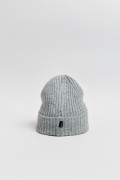 Gorro tejido unicolor con texto en frente y finas texturas
