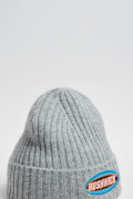 Gorro tejido unicolor con texto en frente y finas texturas

