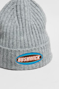 Gorro tejido unicolor con texto en frente y finas texturas
