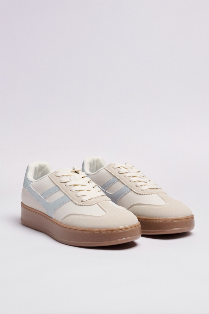 Tenis unicolores de plataforma con contrastes y cortes
