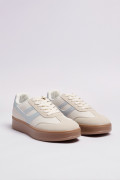 Tenis unicolores de plataforma con contrastes y cortes
