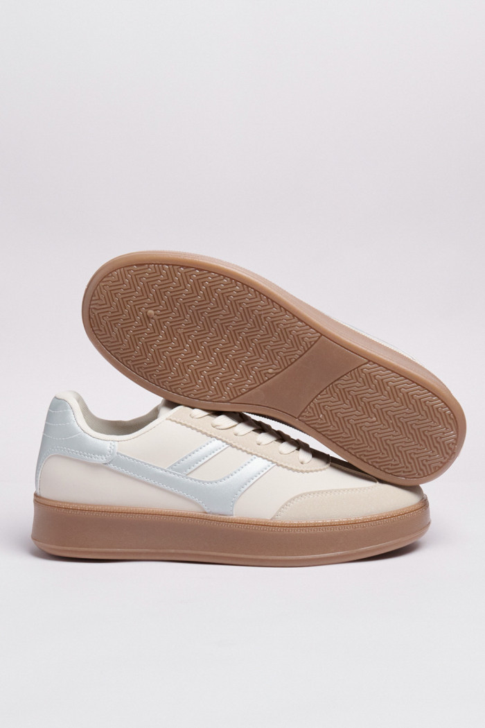 Tenis unicolores de plataforma con contrastes y cortes
