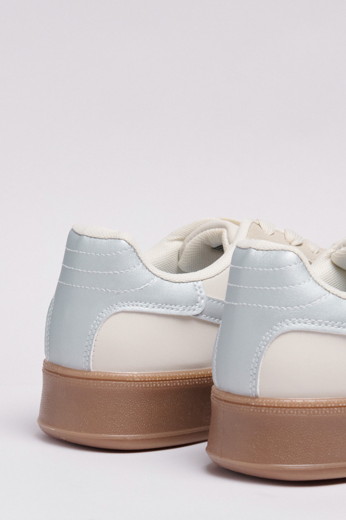 Tenis unicolores de plataforma con contrastes y cortes
