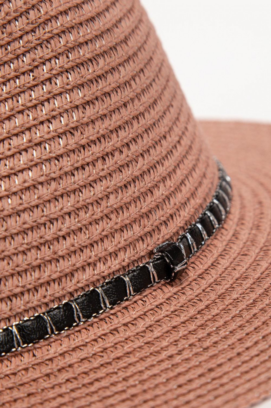 Sombrero tejido con detalle alrededor.