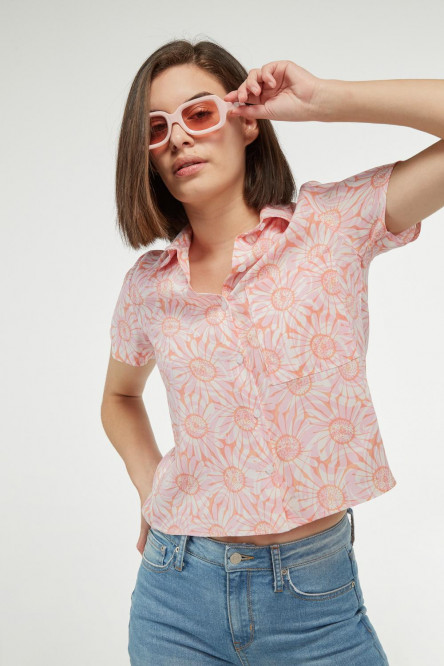 Blusa unicolor manga corta con estampado y cuello camisero