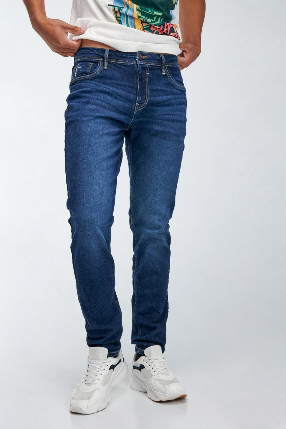 Jean skinny azul intenso con tiro bajo y costuras bicolores en contraste