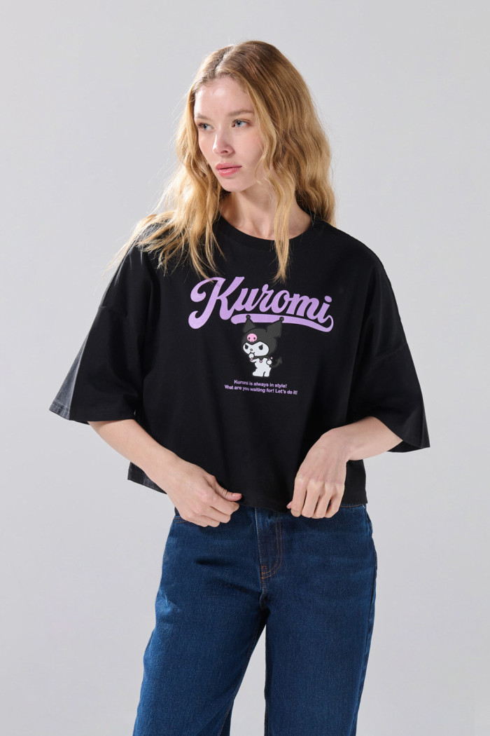 Camiseta crop top oversize negra con arte de Kuromi
